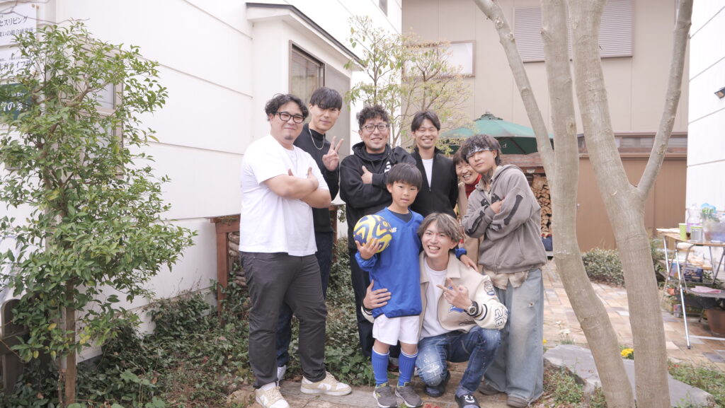 京都の自宅で、スタッフと家族が集まりホームパーティーを楽しむ様子の写真