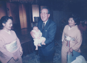 京セラ創業者の稲盛和夫氏に、生後3ヶ月の片山大輔が抱っこしていただいた貴重な一枚