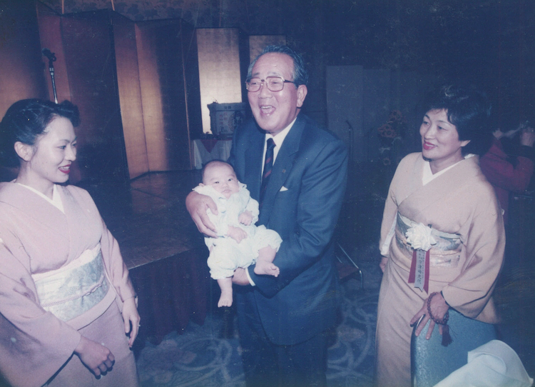京セラ創業者の稲盛和夫氏に、生後3ヶ月の片山大輔が抱っこしていただいた貴重な一枚